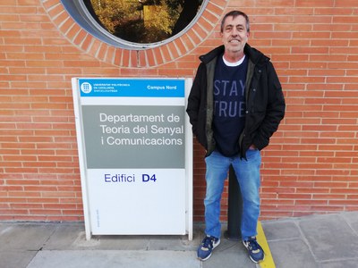 Jaume Comellas, a l'exterior del Departament de Teoria del Senyal i Comunicacions, al Campus Nord de la UPC