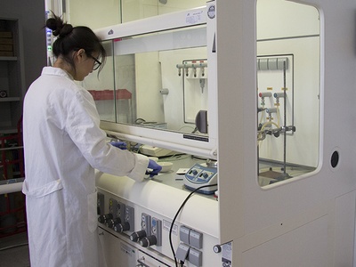 Una investigadora treballant en un laboratori de la UPC