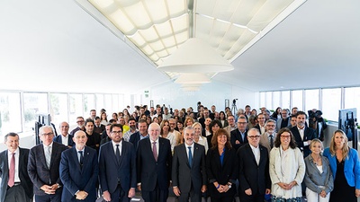 El rector Daniel Crespo (al centre de la imatge, junt a l'alcalde Jaume Collboni) ha participat, el 8 d'octubre, en la presentació de la nova estratègia de Barcelona per impulsar l’economia blava