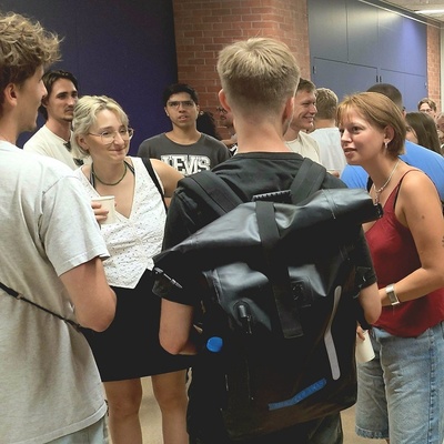 Estudiants parlant durant les Orientation Week al Campus Nord