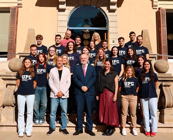 El rector, Daniel Crespo; la vicerectora Anna Mujal, i Jordi Arimany, del Servei d'Esports, amb els estudiants medallistes de la UPC i entrenadors, davant del Rectorat