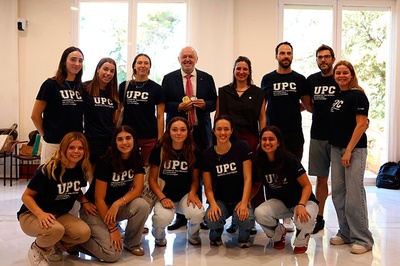 L'equip femení de volei, amb el rector Daniel Crespo i la vicerectora Anna Mujal