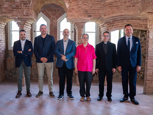 Representants de les entitats titulars d’edificis dissenyats per Antoni Gaudí el mateix dia de la signatura del conveni de col·laboració