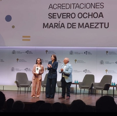 La professora i investigadora Maria Pau Ginebra recollint el reconeixement de mans de la ministra Diana Morant i del Secretari d'Estat de Ciència, Innovació i Universitats, Juan Cruz Cigudosa