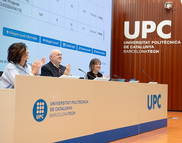 La delegada del rector per a la revisió dels Estatuts, Marta Díaz; el rector Daniel Crespo i la Secretària General, Ana Belén Cortinas, aplaudint un cop aprovat el Projecte Estatuts UPC 2024