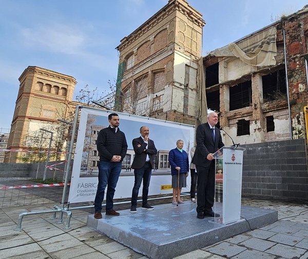 D'esquerra a dreta, Josep Maria Julià, de l'empresa Julià Arquitectes; el rector de la UPC, Daniel Crespo; l'alcalde de Manresa, Marc Aloy; l'extreballadora de la Fàbrica Nova, Pepita Burgués, i en representació de l'Asociació Memòria i Història de Manresa, Carme Botifoll