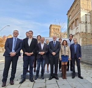 Imatge de grup amb tots els representants de les entitats que han participat a l'acte d'inici d'obres de Fàbrica Nova