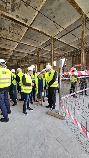 Durant la visita d'obres, l'alcalde de Manresa, Marc Aloy; l'extreballadora de la Fàbrica Nova, Pepita Burgués, i el rector de la UPC, Daniel Crespo