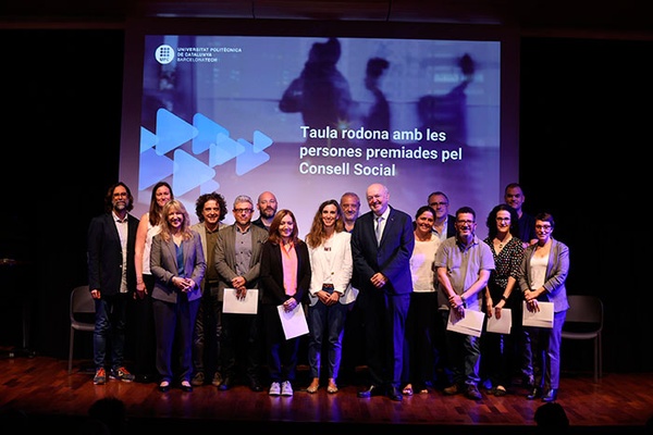 Imatge de grup de les persones que han estat premiades, juntament amb la presidenta del Consell Social, Montserrat Guàrdia, i el rector Daniel Crespo