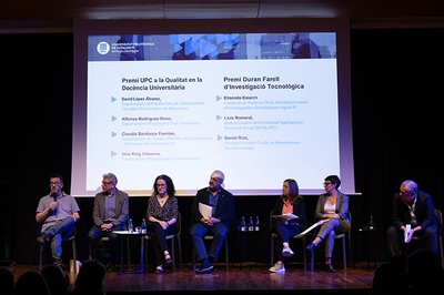 Els professors David López, Alfonso Rodríguez, Clàudia Barahona, Irma Roig, Elisenda Eixarch, Luís Romeral i Daniel Ruiz, en la taula rodona posterior al lliurament de premis