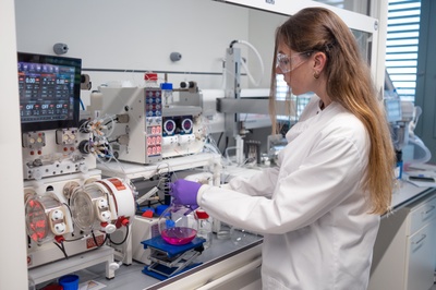 La investigadora Helen Hölzel treballant al laboratori MOST de la UPC. Imatge: Paulius Baronas