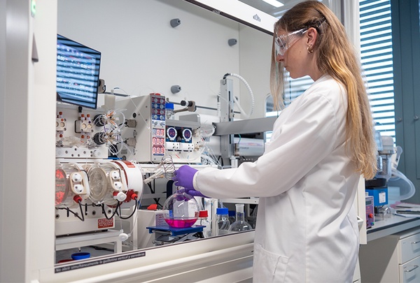 Foto: La investigadora Helen Hölzel treballant al laboratori MOST de la UPC. Foto: Paulius Baronas