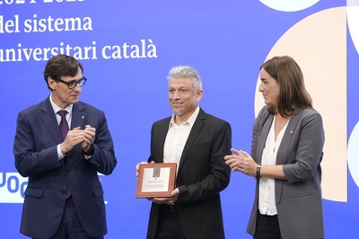 El professor Alfonso Rodríguez Dono, de l'Escola de Camins, amb la distinció Jaume Vicens Vives