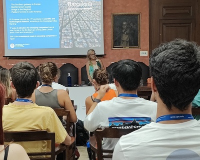 Lourdes Reig, vicerectora de Política Internacional, a la benvinguda a la Facultat de Nàutica