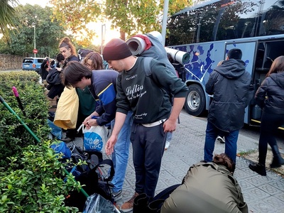 Estudiants voluntaris abans de pujar a l'autocar