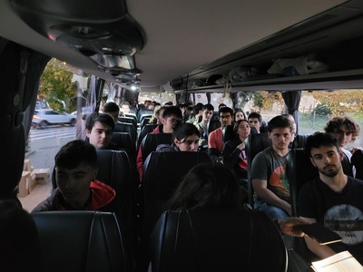 El grup d'estudiants, ja a dins de l'autocar, a punt de marxar cap a València