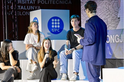 Participants del programa Mirades Solidàries, del CUV; del projecte VIBRA i REVIU, de l'ETSAV, i de l'equip de l'ETSAB guanyador del Tongji International Construction Festival també han explicat les seves vivències