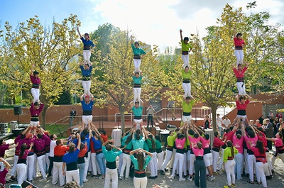 Moment de l'actuació de les colles castelleres de la Universitat