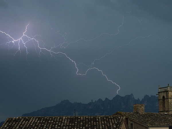 Imatge d'un llamp al cel de Montserrat