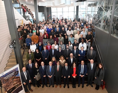 L'equip de l'ICFO amb el president Illa i la resta de representants insitucionals i acadèmics, a l'interior del nou edifici.