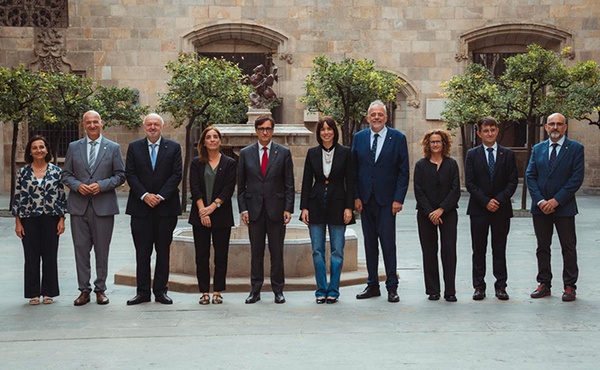 Els representats institucionals en l'acte de signatura del conveni