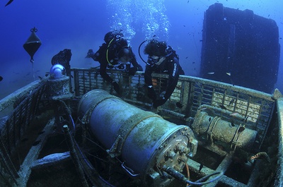 Investigadors treballant a l'observatori submarí OBSEA