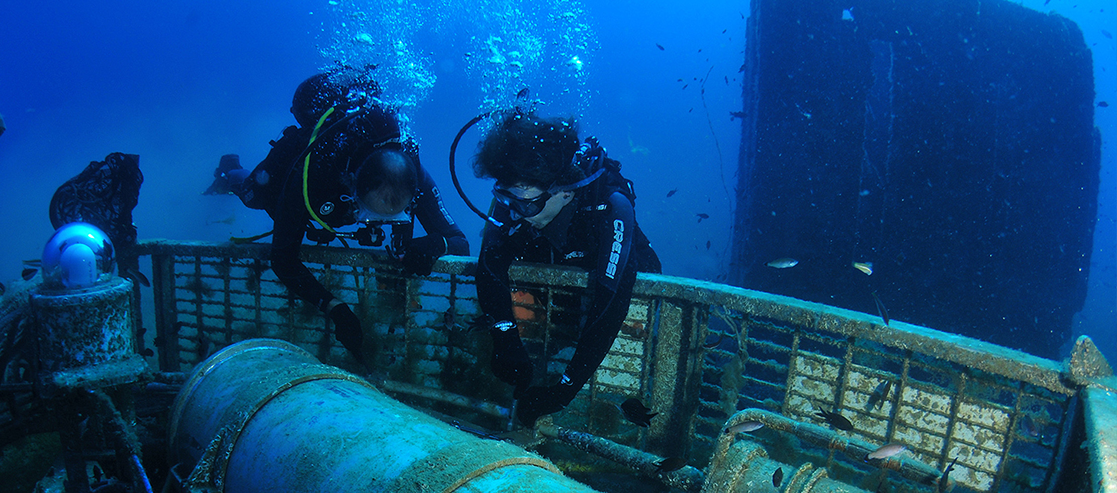 Investigadors treballant a l'observatori submarí OBSEA