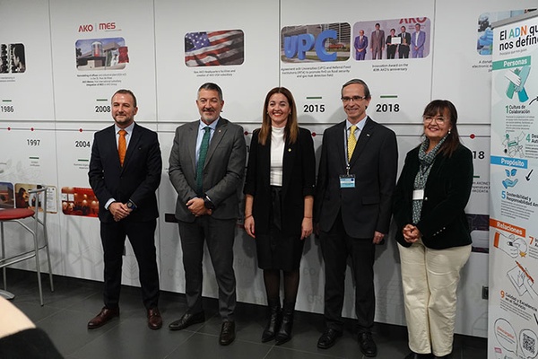 D'esquerra a dreta, el CEO i vicepresident d’AKO, Josep Lluís Bescós; el conseller Miquel Sámper; l’alcaldessa de Sant Pere de Ribes, Ana Herrera; el vicerector de Transferència, Innovació i Emprenedoria, Climent Molins, i la directora de l’EPSEVG, Marisa Zaragozá, en l'acte de presentació del Fred-Hub