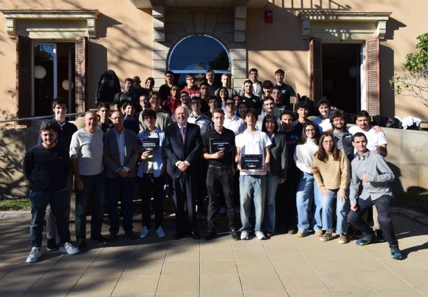 Estudiants de les associacions AIChE Student Chapter, Castelldefesta i Catalonian Innovation & Maker Association (CIMA3D), en el lliurament dels premis