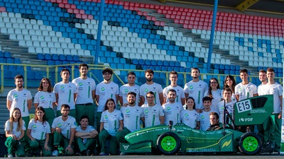 L'equip UPC ecoRacing amb el seu prototip