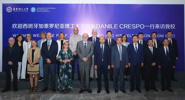 Foto de grup de la delegació de la UPC, encapçalada pel rector i per la vicerectora de Política Internacional, Lourdes Reig, a la Universitat de ECUST a Xangai