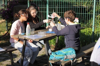 Alumnes de 1r i 2n d’ESO fent un experiment a la jornada STEAM al Zoo de Barcelona