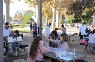 Alumnes de 1r i 2n d’ESO realitzant experiments a la primera trobada STEAM al Zoo de Barcelona