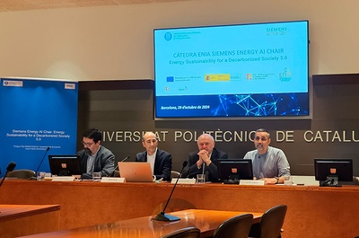 D'esquerra a dreta: Álvaro Luna, professor de la UPC; Oliver Pozo, director del DigiHub Barcelona de Siemens Energy; Daniel Crespo, rector de la UPC, i Cecilio Angulo, director de la Càtedra, durant l'acte de presentació de la iniciativa