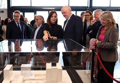 La consellera de Recerca i Universitats de la Generalitat de Catalunya, Núria Montserrat, al centre de la imatge, contemplament una maqueta de l'edifici L. L'acompanyen, a la seva dreta, el director de l’ETSEIB, Enric Fossas, i, a la seva esquerra, el rector de la UPC, Daniel Crespo, l’arquitecte Eduard Gascón, del despatx TAC Arquitectes, i la presidenta del Consell Social de la UPC, Montserrat Guàrdia