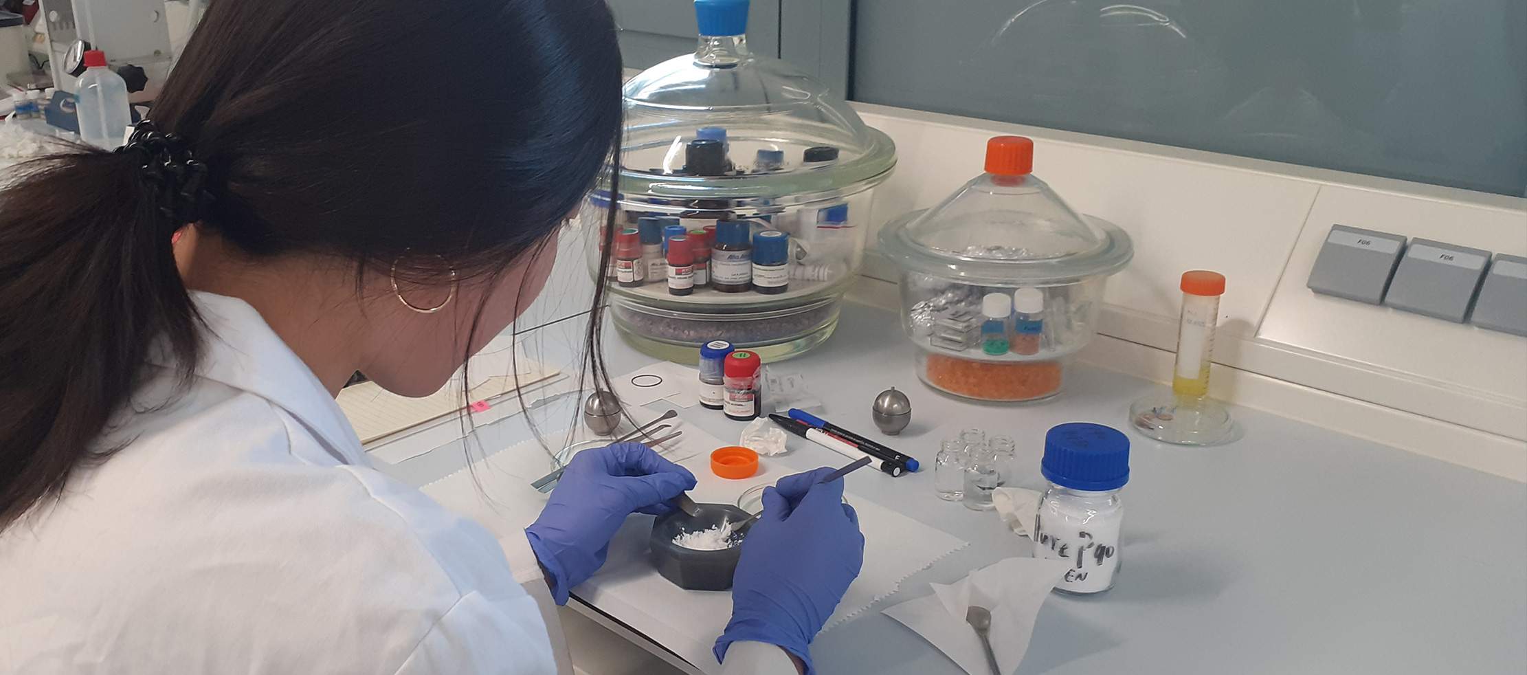 Investigadora treballant en un laboratori