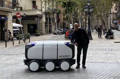 Àngel Santamaria, investigador i coordinador del projecte, amb el robot Ona pels carrers del Born de Barcelona