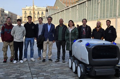 L'equip investigador amb el robot Ona, davant del mercat del Born