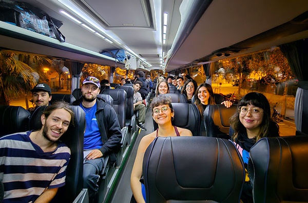 Els estudiants a l'autocar, camí de València