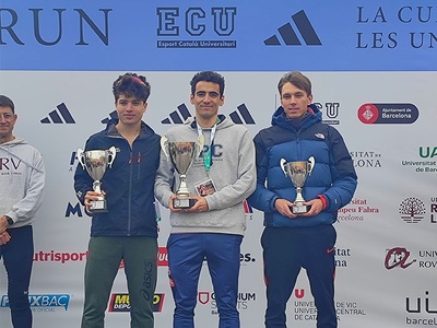 Els tres estudiants guanyadors de la Unirun 2025 en la categoria masculina