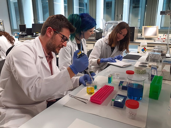 Investigadors treballant en un laboratori
