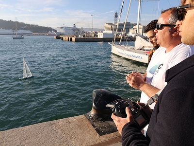 Un dels participants, dirigint l'embarcació per radiocontrol remot