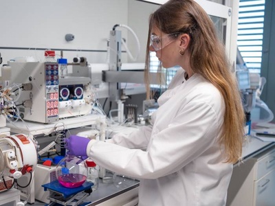 Researcher Helen Hölzel working at the MOST lab at UPC. Photo: Paulius Baronas