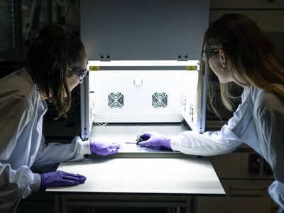 Researchers Lorette Fernandez and Helen Hölzel testing a hybrid MOST-PV device at UPC. Photo: Paulius Baronas