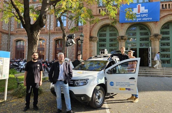 Researchers Santiago Royo (in the foreground), Gerard de Mas (in the background, left) and Adrià Subirana (in the background, right)