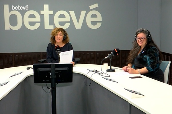 La periodista Nuria Ferré y la directora del IDEAI-UPC, Karina Gibert, en el estudio de grabación