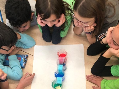 Un grupo de niños y niñas participando en uno de los talleres 'Aquí STEAM UPC'