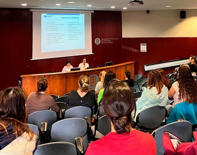 La vicerrectora de Docencia y Estudiantado de la UPC, Anna Mujal, ha dado la bienvenida a los maestros y profesores de los centros que se incorporan en el programa