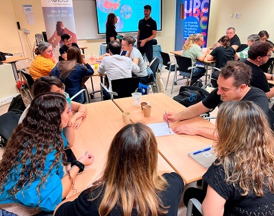 Profesorado participando en el taller 'Organizar y dinamizar acciones en el ámbito de las STEAM con perspectiva de género'.