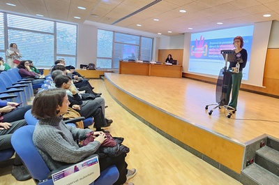 La vicerrectora de Responsabilidad Social e Igualdad, Josefina Antonijuan, ha presentado la campaña prou.upc.edu